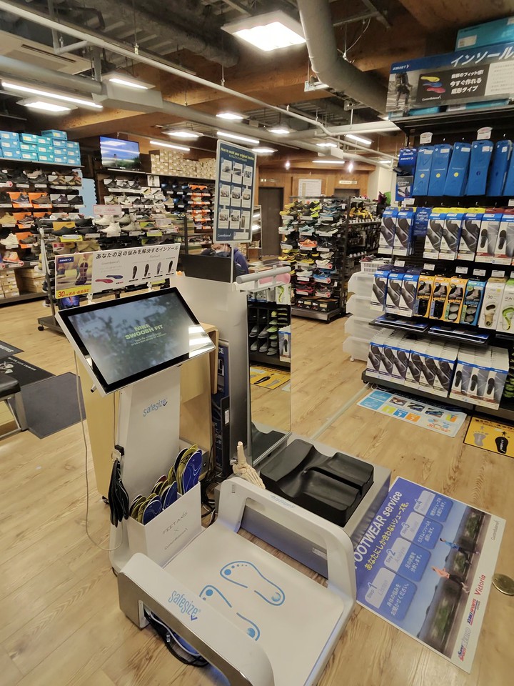 L-Breathの店内の様子。多種多様なアウトドア用品がディスプレイされている