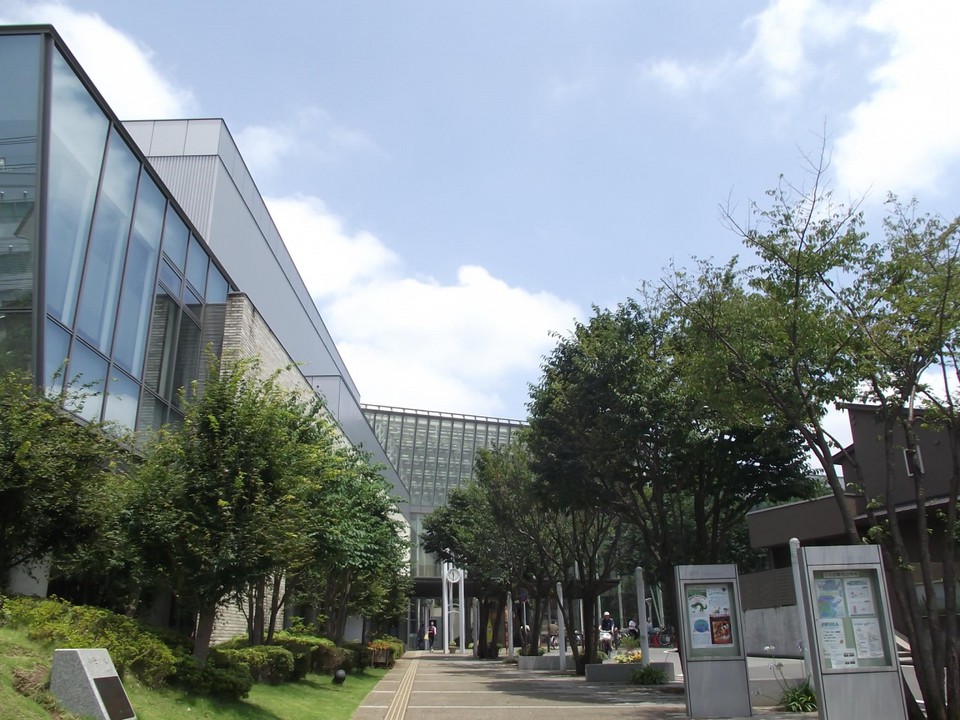 図書館への通路 (左手が千葉市生涯学習センター)