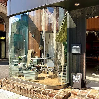 ファウンドムジ青山店の外観画像。