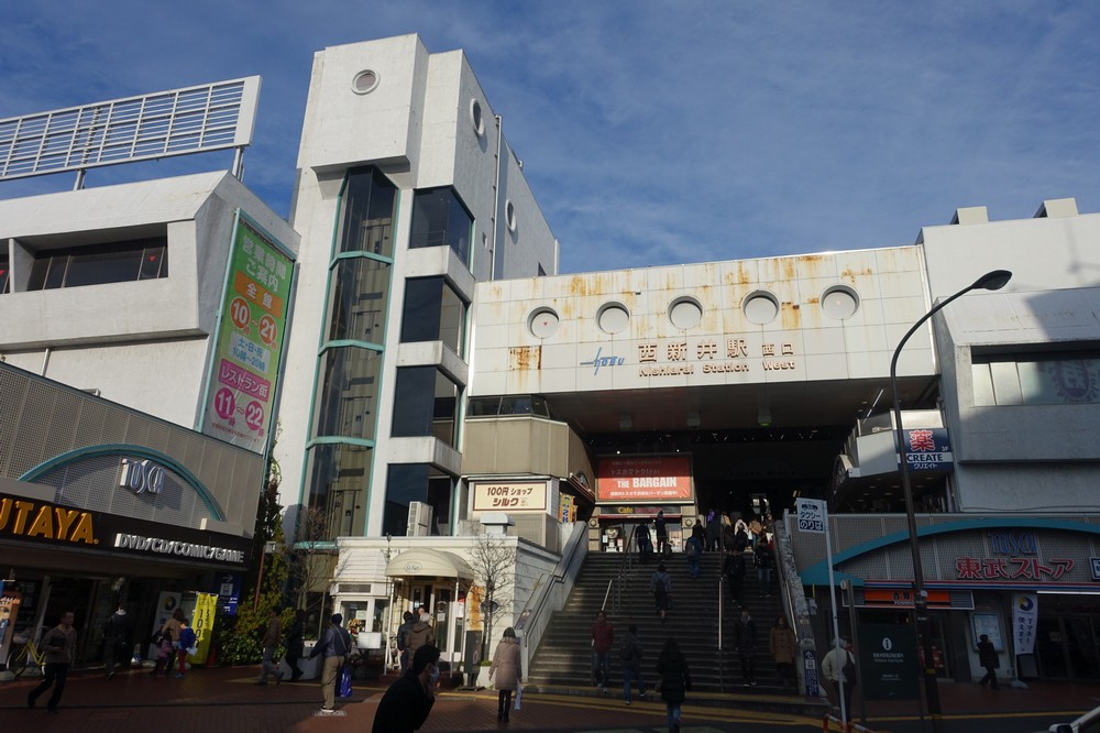 西口にある西館。