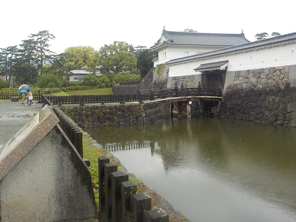 二の丸へのアクセス、住吉橋です。渡ると銅門になります。