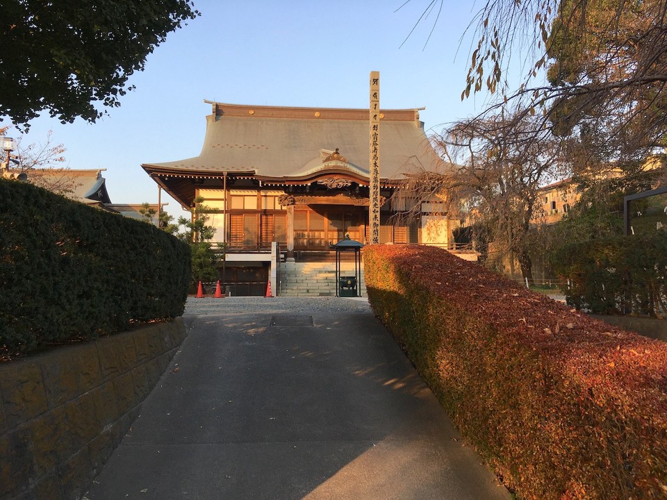見上げるほど高い角柱