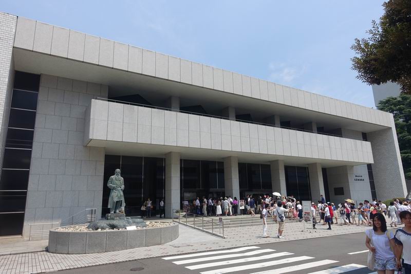 公演日のため人が多い。