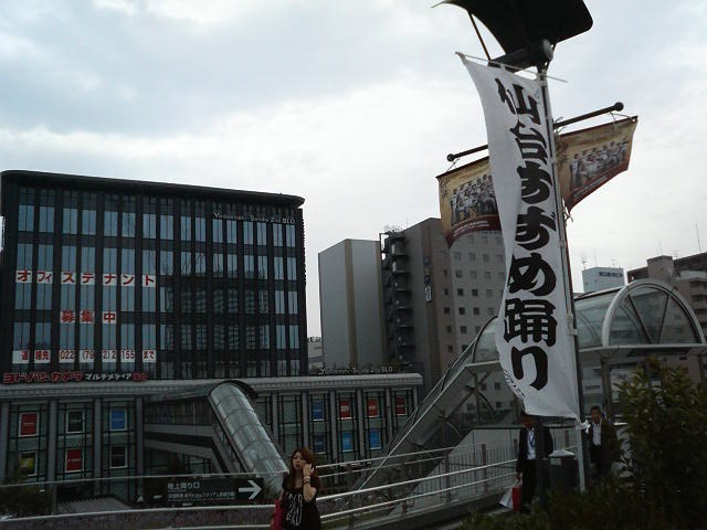 東口から渡り廊下を渡った先です。